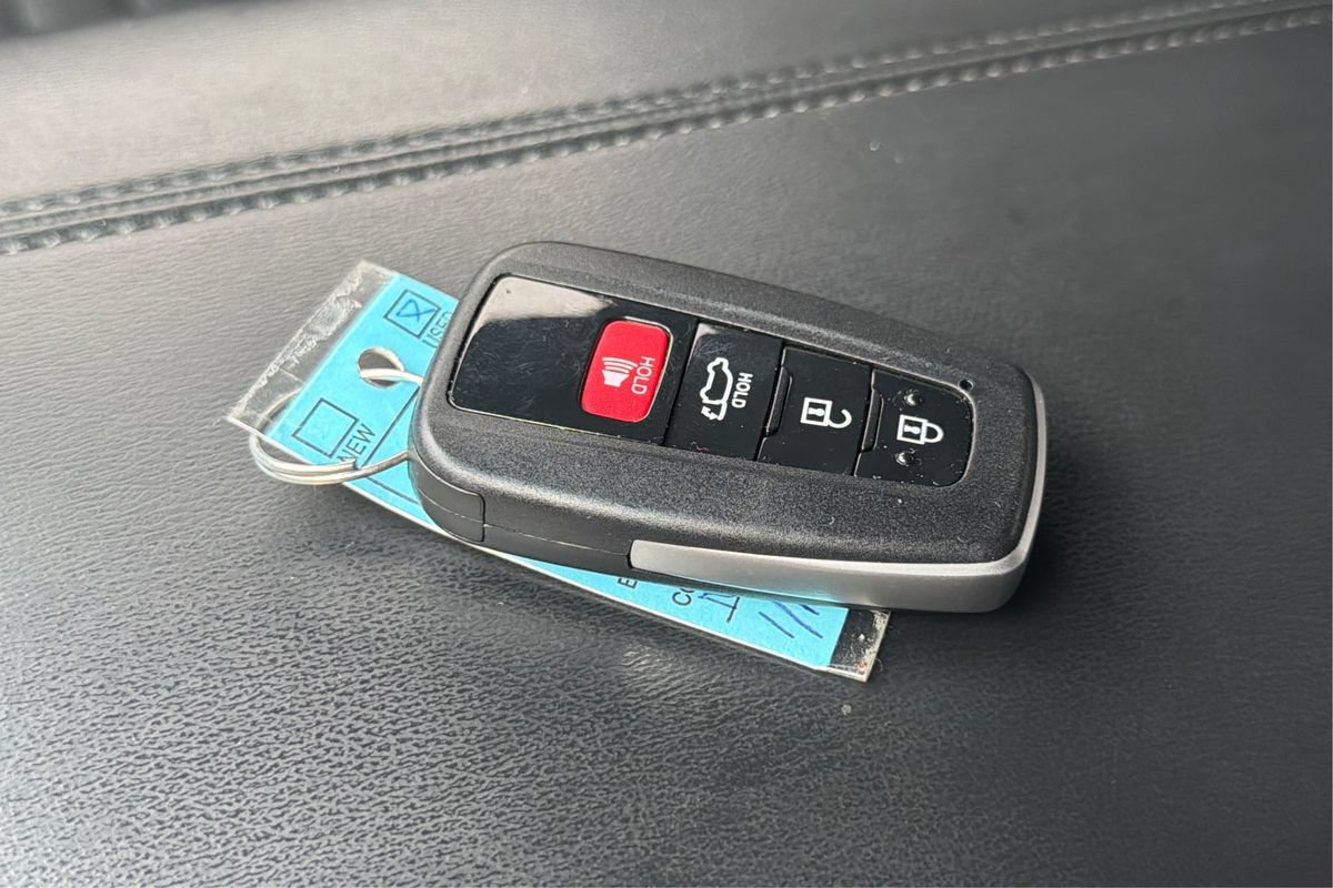 Used 2022 Toyota Avalon XSE FWD image 37