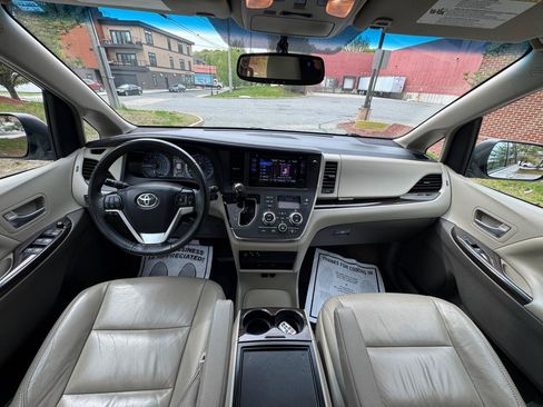 Used 2017 Toyota Sienna XLE Premium w/ Outdoor Package AWD/4WD image 7