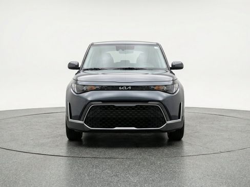 Used 2025 Kia Soul LX w/ LX Technology Package FWD image 2