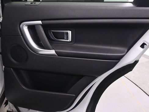 Used 2016 Land Rover Discovery Sport SE image 17