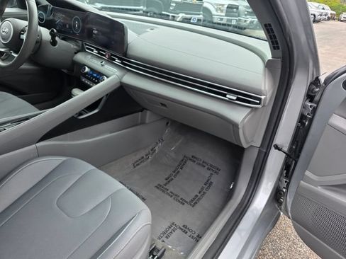 Used 2023 Hyundai Elantra SEL w/ Convenience Package FWD image 10
