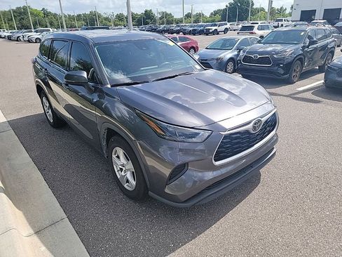 Used 2022 Toyota Highlander L FWD image 2