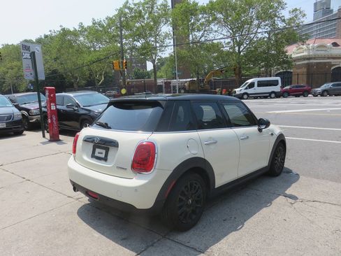 Used 2019 MINI Cooper 4-Door Hardtop w/ Signature Upholstery Package FWD image 4