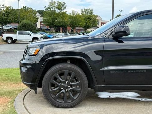 Used 2021 Jeep Grand Cherokee Laredo X AWD/4WD image 12
