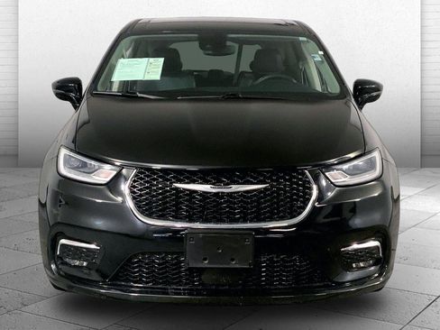 Used 2024 Chrysler Pacifica Touring-L FWD image 2