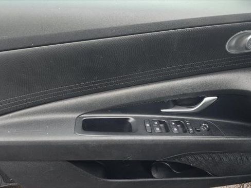 Used 2021 Hyundai Elantra SE FWD image 12