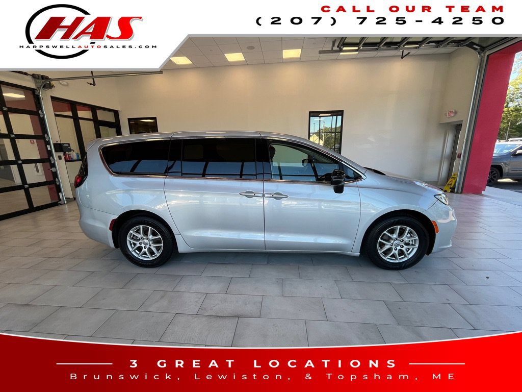 Used 2024 Chrysler Pacifica Touring-L FWD image 8