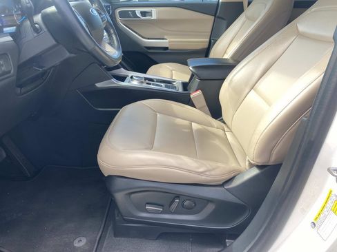 Used 2022 Ford Explorer XLT w/ Equipment Group 202A image 18