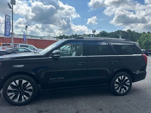 Used 2025 Ford Expedition Platinum w/ Driver's Package AWD/4WD image 8