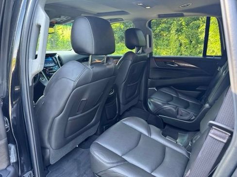 Used 2017 Cadillac Escalade Luxury AWD/4WD image 12