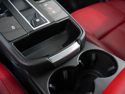 Certified 2025 Porsche Macan image 34