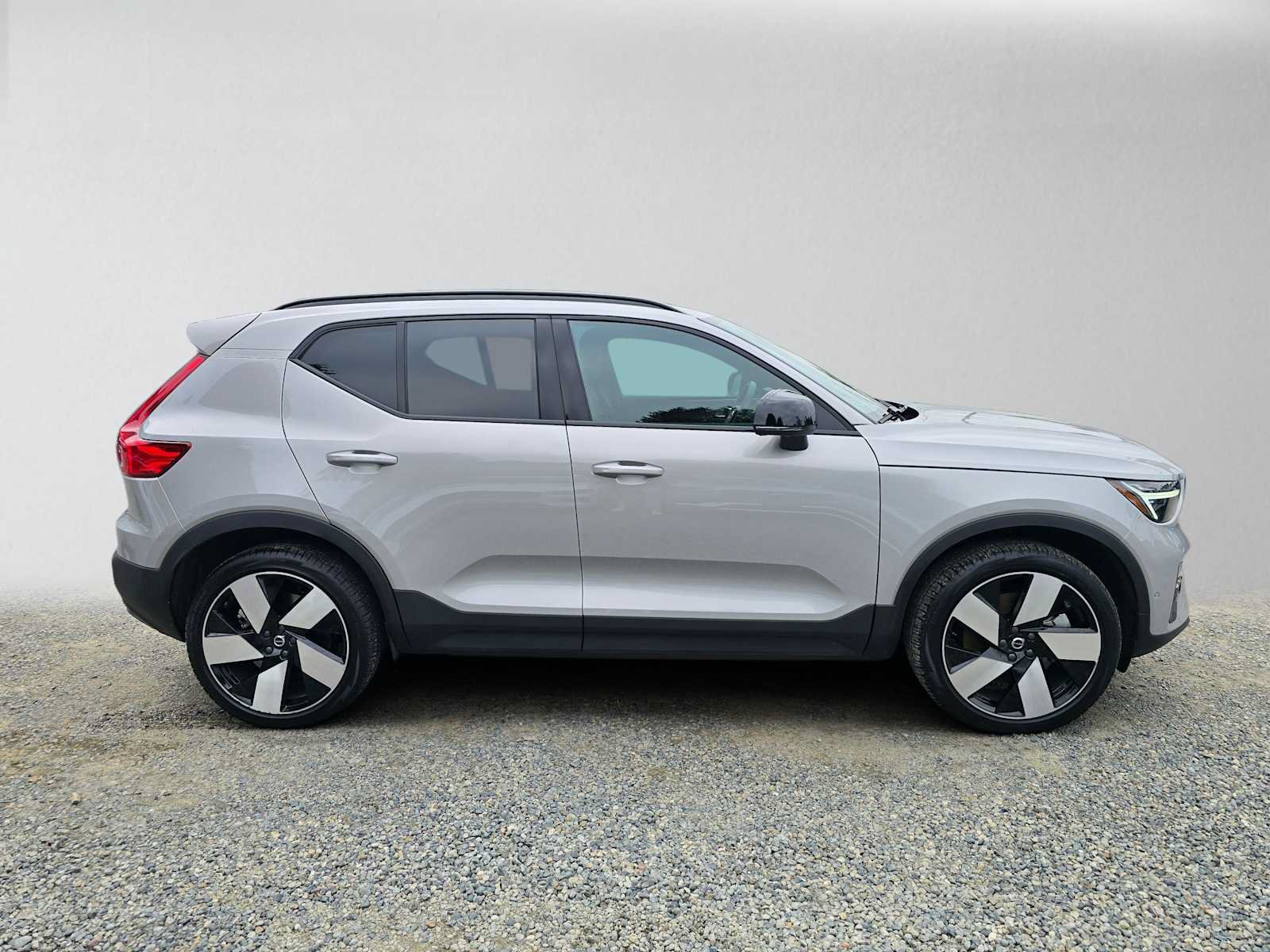 Used 2024 Volvo XC40 Recharge Plus w/ Protection Package Premier AWD/4WD image 2