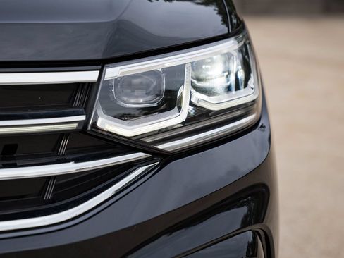 Used 2023 Volkswagen Tiguan SEL R-Line AWD/4WD image 3