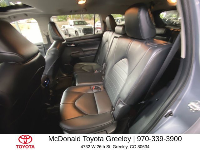 Used 2022 Toyota Highlander XLE AWD/4WD image 23