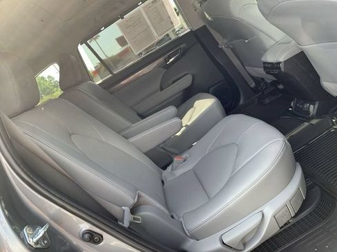 Certified 2026 Toyota Highlander Platinum AWD/4WD image 12