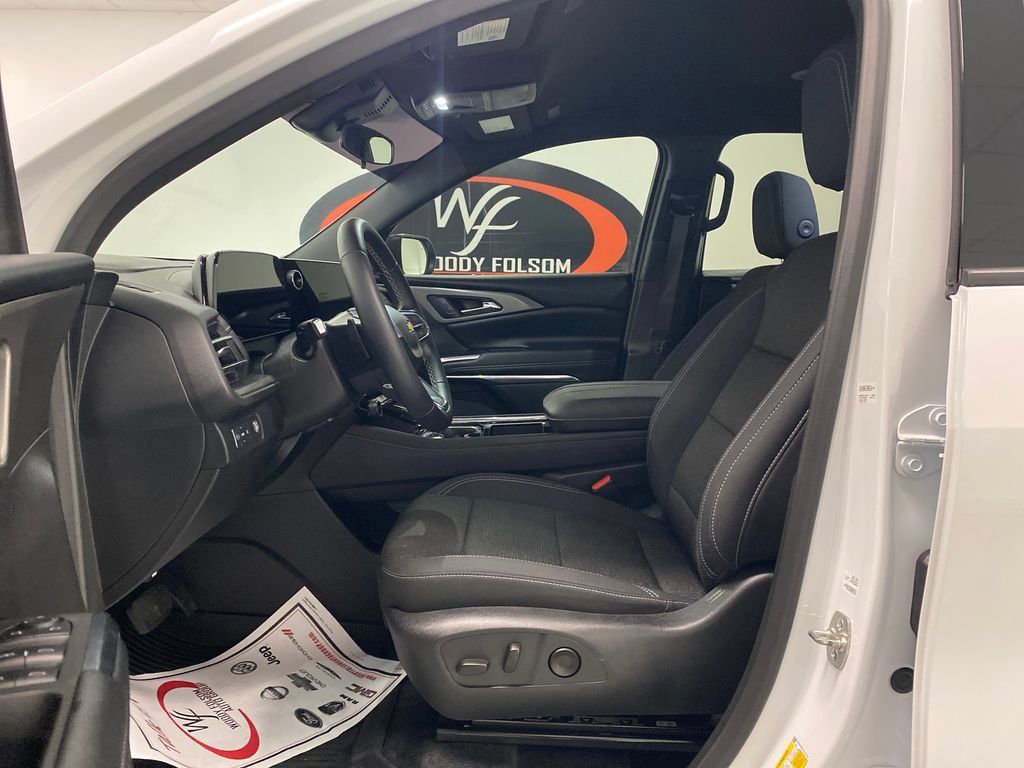 Used 2025 Chevrolet Traverse LT w/ LPO, Floor Liner Package FWD image 13