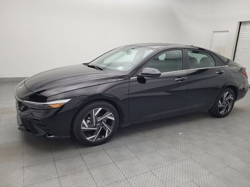 Used 2025 Hyundai Elantra SEL FWD image 2