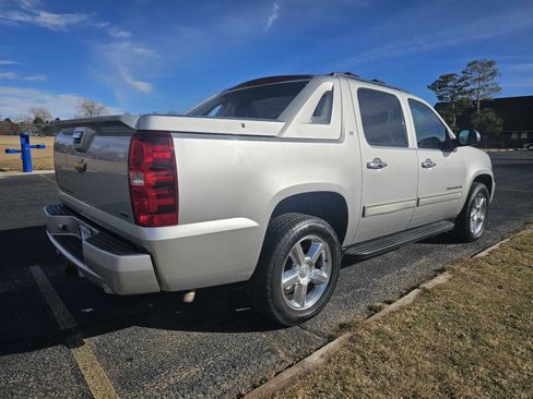 Used 2011 Chevrolet Avalanche LT w/ Regional Value Package image 5
