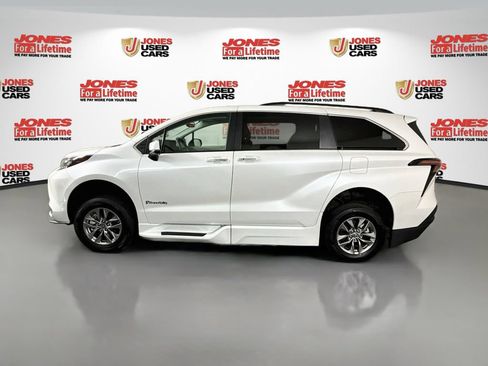 Used 2023 Toyota Sienna XLE w/ XLE Plus Package FWD image 14