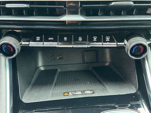 Used 2024 Chevrolet Traverse LT image 33