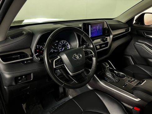 Certified 2023 Toyota Highlander XLE image 12