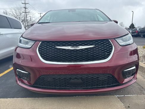 Used 2023 Chrysler Pacifica Touring-L image 3