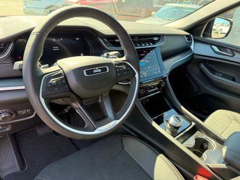 New 2025 Jeep Grand Cherokee Altitude image 7