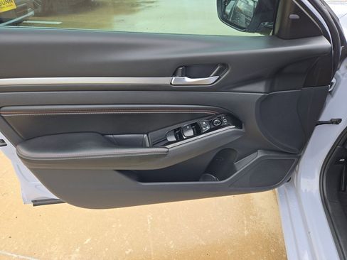 Used 2023 Nissan Altima 2.5 SR w/ SR Premium Package FWD image 12