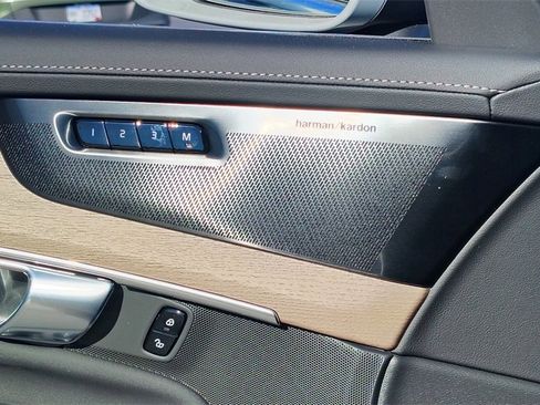 New 2026 Volvo XC90 B6 Plus image 9