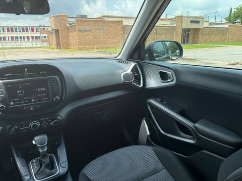 Used 2025 Kia Soul LX w/ LX Technology Package FWD image 28