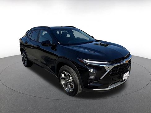 Used 2025 Chevrolet Trax LT FWD image 4