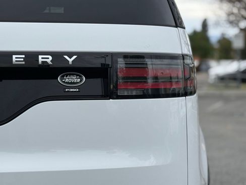 Used 2023 Land Rover Discovery Metropolitan Edition image 14