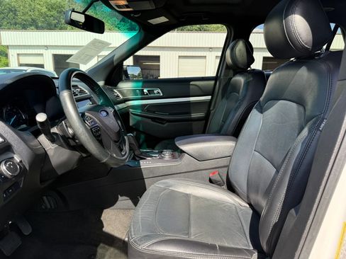 Used 2017 Ford Explorer XLT w/ Equipment Group 202A AWD/4WD image 2