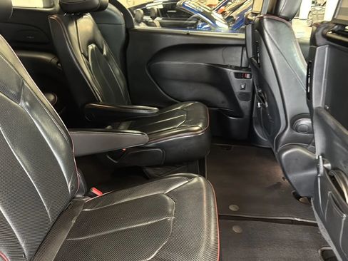 Used 2019 Chrysler Pacifica Limited FWD image 30