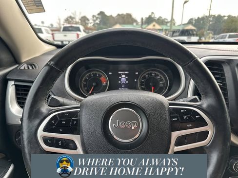 Used 2017 Jeep Cherokee Limited image 12