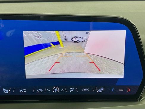 Used 2025 Chevrolet Traverse LT image 14