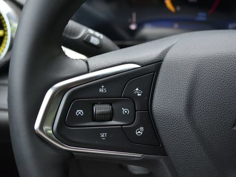 Used 2025 Chevrolet Trax ACTIV w/ Sunroof Package FWD image 17