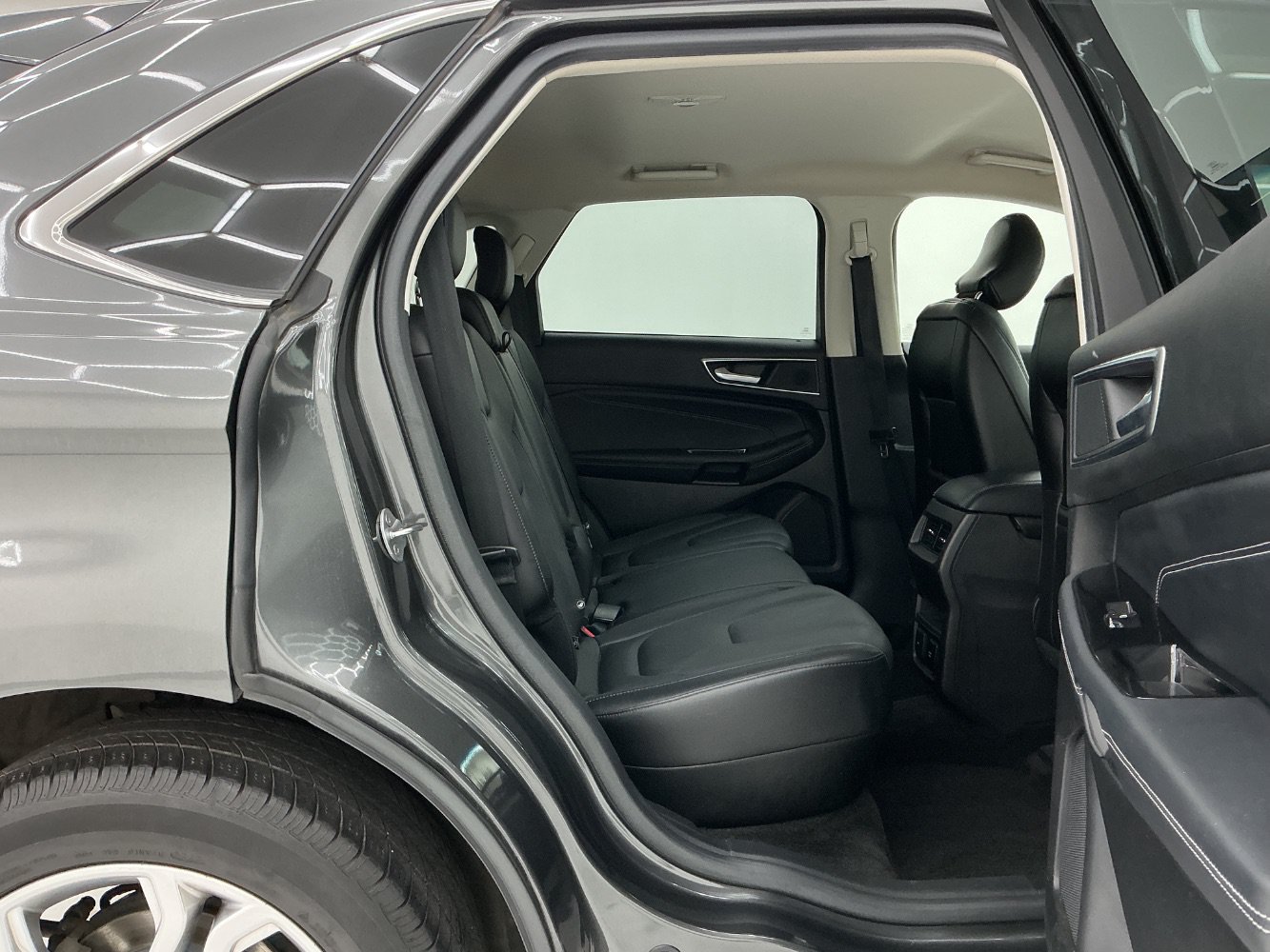 Used 2018 Ford Edge Titanium w/ Technology Package FWD image 21