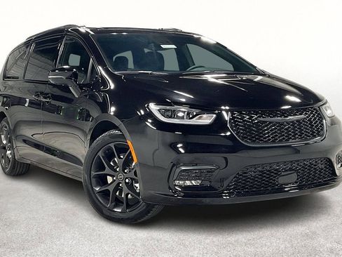 New 2026 Chrysler Pacifica Limited w/ Uconnect Theater Family Group image 1