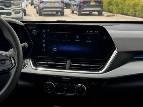 Used 2025 Chevrolet Trax LT FWD image 17
