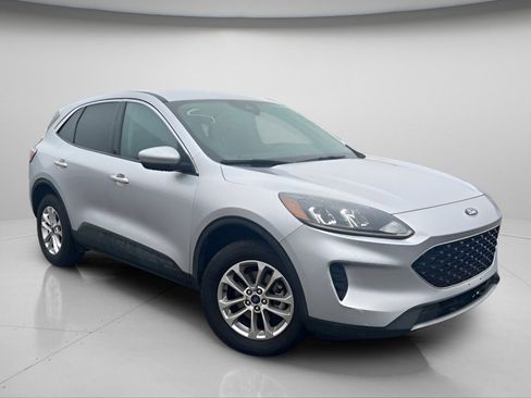 Used 2020 Ford Escape SE image 2