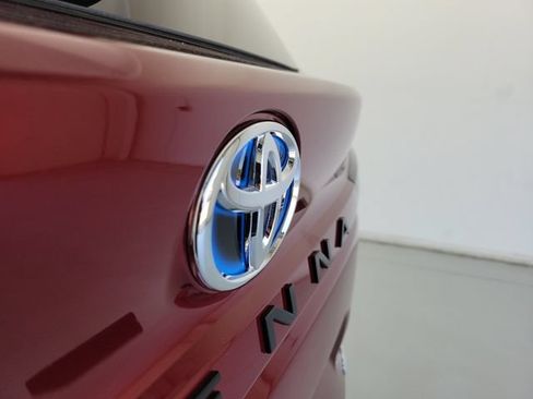 Used 2024 Toyota Sienna XLE FWD image 9