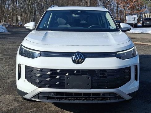 Certified 2025 Volkswagen Tiguan SE w/ Panoramic Sunroof Package image 3