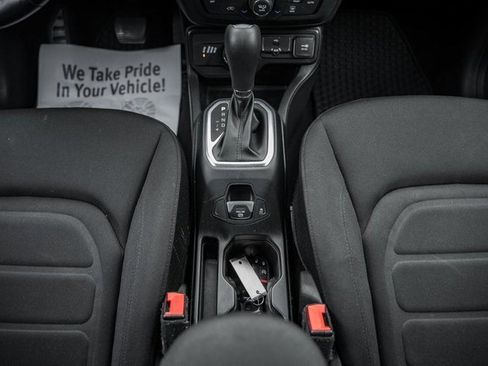 Used 2019 Jeep Renegade Latitude w/ Cold Weather Group image 28