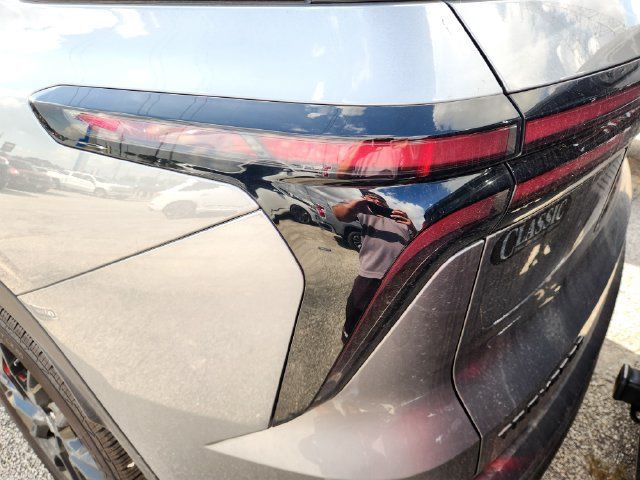Used 2026 Chevrolet Traverse LT w/ Midnight/Sport Edition FWD image 6