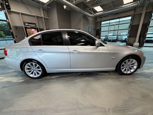 Used 2011 BMW 328i xDrive Sedan AWD/4WD image 24