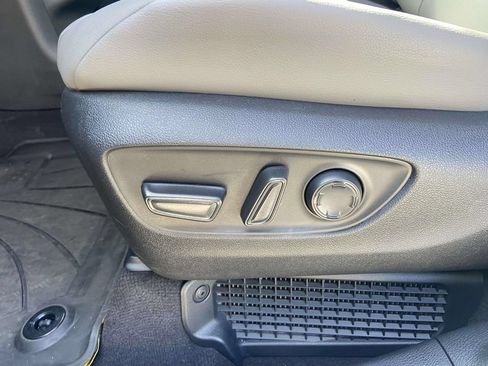 Used 2025 Toyota Sienna XLE w/ XLE Plus Package FWD image 18