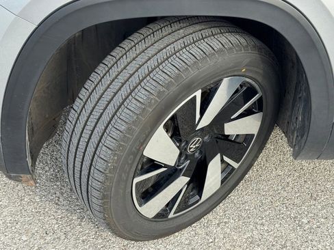 Used 2024 Volkswagen Atlas Cross Sport SE image 17