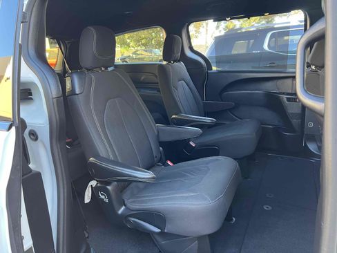 Used 2021 Chrysler Pacifica Touring w/ S Appearance Package image 41