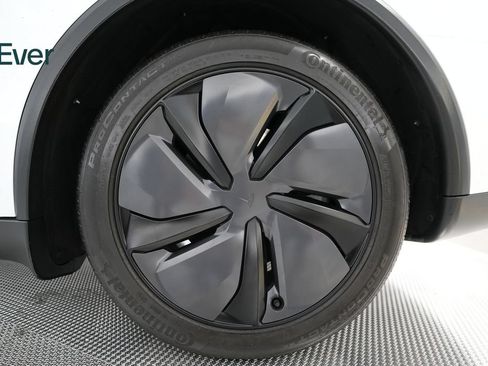 Used 2026 Tesla Model Y AWD image 9